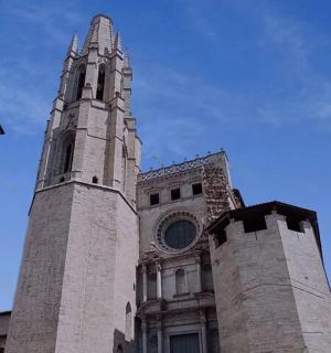 一座顶部有钟楼的高楼