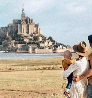 一群人站在城堡前