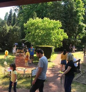 一群人站在公园里