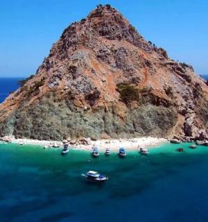 海洋中的一个岛屿，水中有船