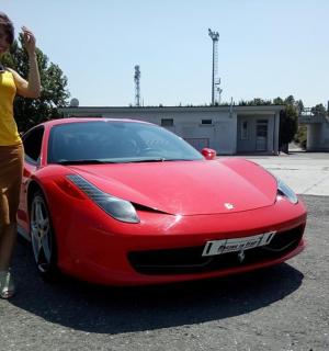 một người phụ nữ đang đứng cạnh một chiếc xe màu đỏ