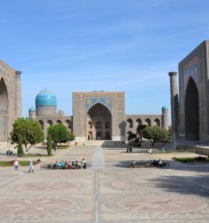 一座清真寺，前面有人走动