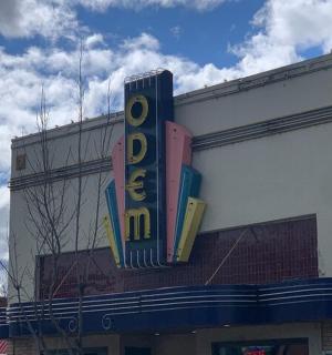 velký nápis na boku budovy