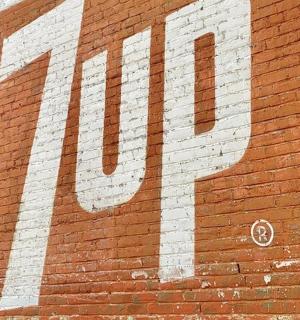 砖墙侧面的一块大招牌