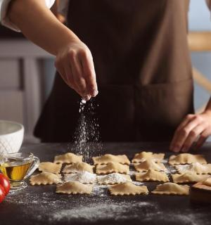 osoba v kuchyni připravující jídlo na kuchyňské lince