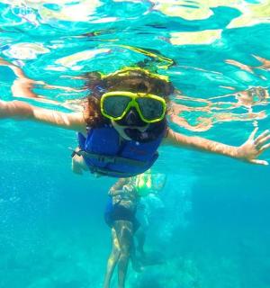 maður syndir í vatni með grímu á sér