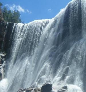 velký vodopád s vodou stékající po jeho boku