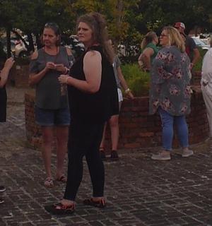 skupina lidí stojících v parku