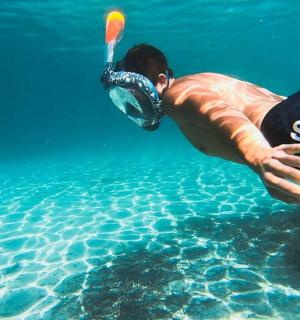 一名男子在水中划桨