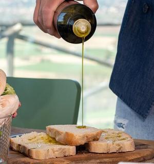 一个人把饮料倒进三明治和面包里