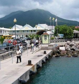 一群人在靠近水域的码头上行走