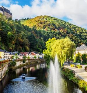 vodopád uprostřed řeky ve městě