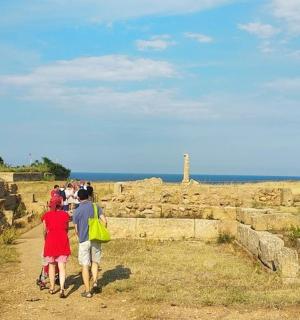 skupina lidí jdoucích po cestě u oceánu