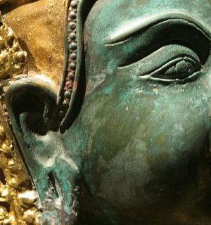 bronzová hlava sochy v muzeu