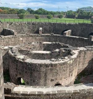 isang lumang brick amphitheater sa isang lungsod