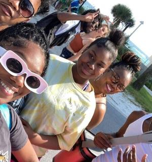 grupa młodych kobiet pozujących do zdjęcia