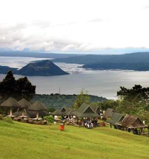 isang resort na may tanawin ng bundok at lawa