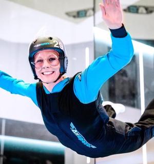 žena skáče do vzduchu na prkně