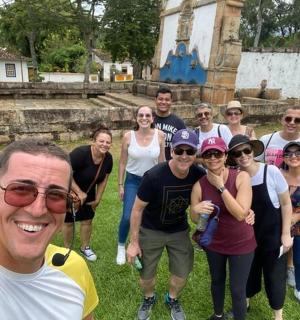 skupina lidí pózujících pro fotografii před budovou