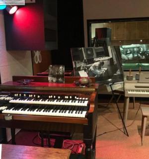 有两台键盘和一面镜子的房间