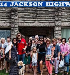 一群人在建筑物前摆姿势拍照