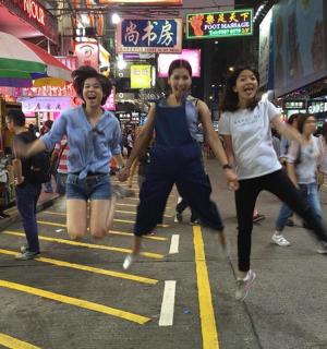 skupina mladých lidí běžících po ulici