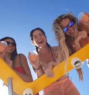 一群穿着泳衣的女人在海滩上玩耍