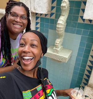 两名女子在浴室里摆姿势拍照