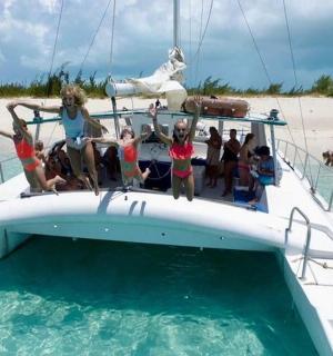 一群人在水中的船上