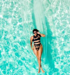 一名身穿比基尼的女子从水滑梯上走下来