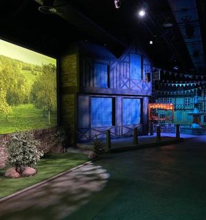 一间大房间,墙上挂着一幅大画