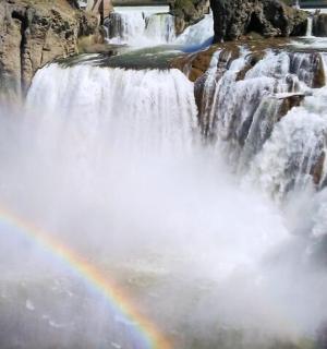 tęcza przed wodospadem