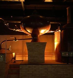 房间里桌子上放着一个大地球仪