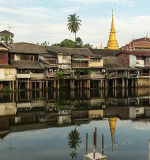 مجموعة من المباني بجوار مسطح مائي