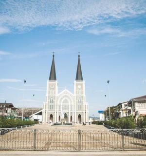 большая белая церковь с двумя шпилями на улице