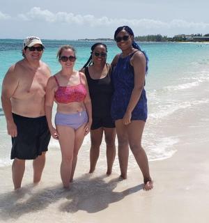 skupina lidí stojících na pláži