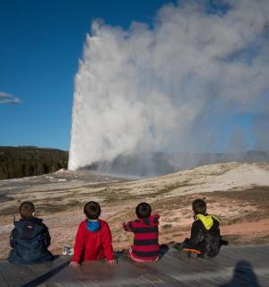 grupp inimesi istub geisri ees