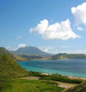 배경에 산이 보이는 바다 전망