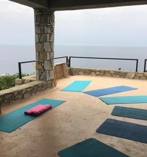 místnost s hromadou podložek na jógu na podlaze