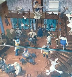 una vista dall'alto di un gruppo di persone in una stanza