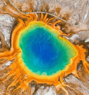 widok z lotu ptaka na jezioro na pustyni