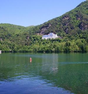 un gruppo di persone su una barca su un lago