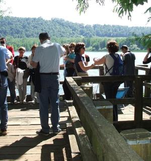 skupina lidí stojící na dřevěném mostě