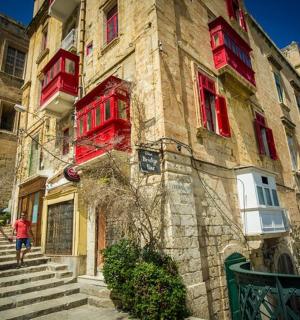 一名男子和一名女子站在建筑物外面