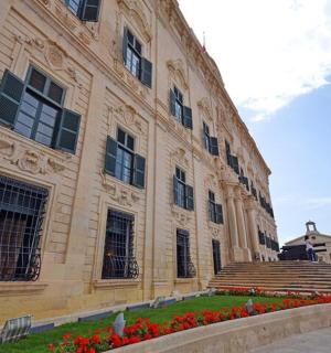 velká budova s červenými květinami před ní