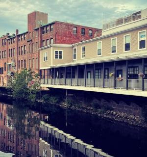 一座横跨河流的桥梁，位于一座有建筑物的城市中