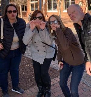 Un grupo de tres personas posando para una fotografía