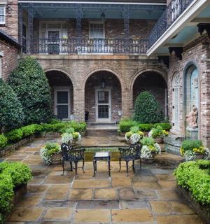 建筑物前有椅子和桌子的露台