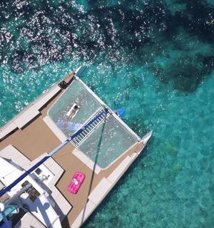 loď na vodě se dvěma lidmi na ní