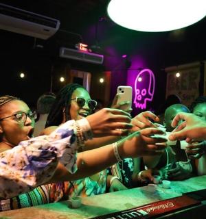 一群人用手机拍照